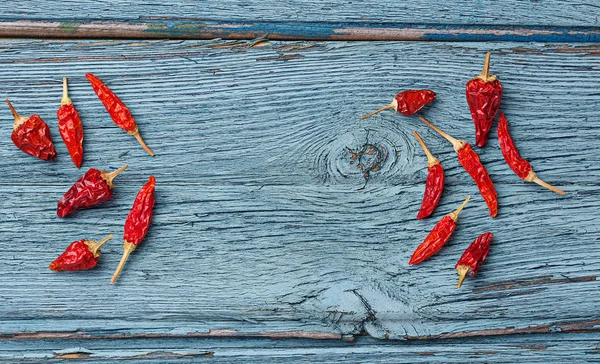 Pimienta roja sobre fondo azul — Foto de Stock