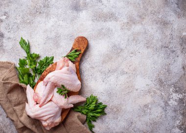 Kesme tahtası üzerinde çiğ tavuk kanadı