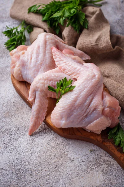 Alitas de pollo crudas en tabla de cortar — Foto de Stock