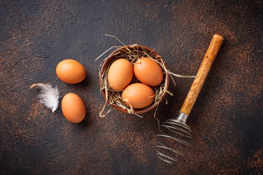 Kase ve çırpma teli taze kahverengi yumurta