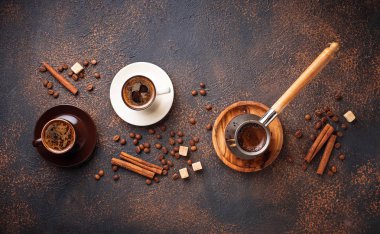 Bardak kahve, fasulye, şeker ve tarçın