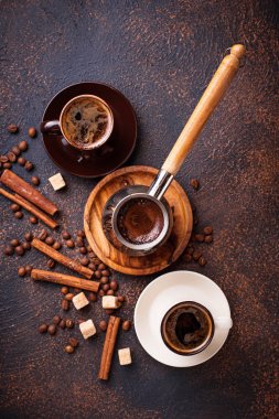 Bardak kahve, fasulye, şeker ve tarçın