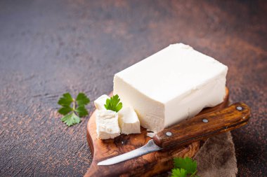 Paslı arka plan üzerinde beyaz peynir 