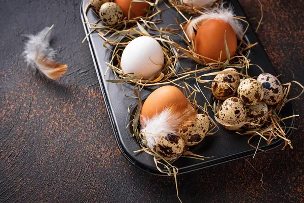 Fresh raw chicken and quail eggs in sieve — Stock Photo, Image