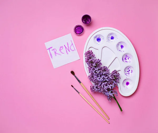 Paleta de lila y artistas con pintura violeta — Foto de Stock