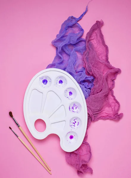 Paleta de artistas y ropa violeta o púrpura — Foto de Stock