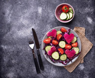 Salatalık, domates, kırmızı lahana salatası