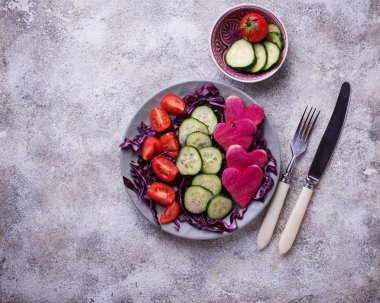 Salatalık, domates, kırmızı lahana salatası