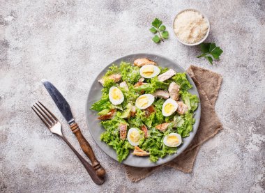 Sezar salatası yumurta, tavuk ve parmesan ile