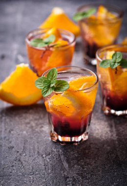 Yaz içeceği portakal ve çilek ile