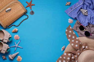 Yaz plaj aksesuarları mavi zemin üzerine