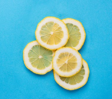 Limon mavi zemin üzerine dilimlenmiş