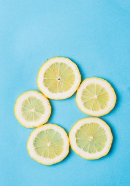 Limon mavi zemin üzerine dilimlenmiş