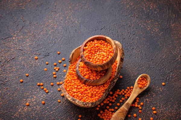 Bowl dengan kacang merah pada latar belakang berkarat — Stok Foto