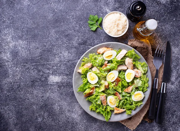 Sezar salatası yumurta, tavuk ve parmesan ile