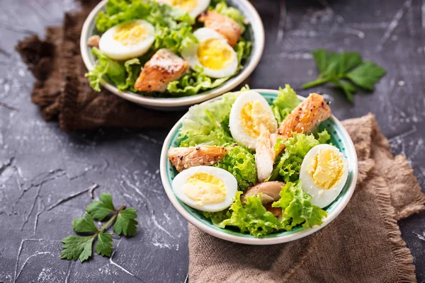 Sezar salatası yumurta, tavuk ve parmesan ile — Stok fotoğraf