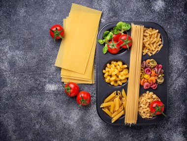 Makarna ve kiraz domates çeşitli tip