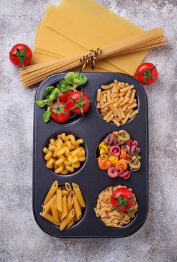 Makarna ve kiraz domates çeşitli tip