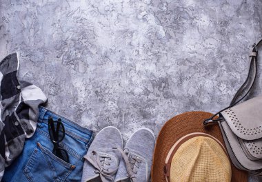 Yaz kız kıyafeti gri arka plan üzerinde