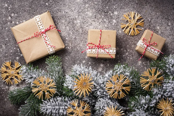 Cajas de regalo de Navidad en papel artesanal — Foto de Stock