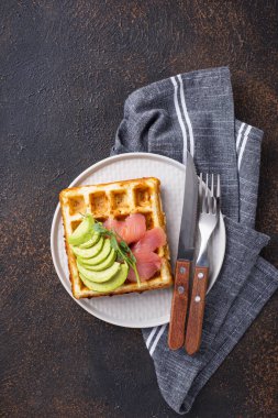 Avokado ile keto peynirli waffle.