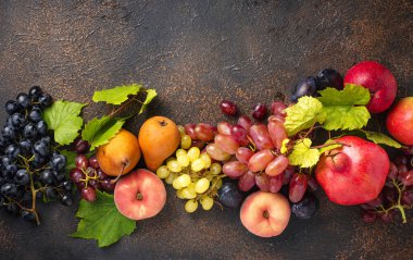 Çeşitli sonbahar meyveleri. Hasat konsepti