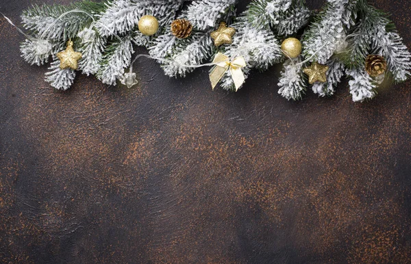 황금빛 장식으로 장식 된 크리스마스 배경 — 스톡 사진