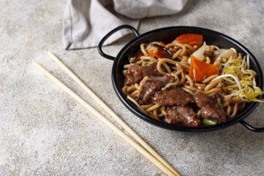 Et ve sebzeler ile Asya noodle