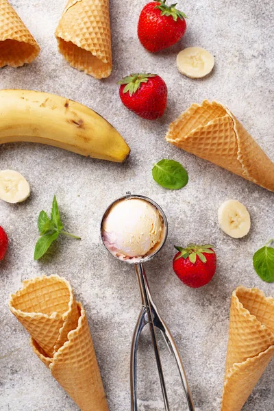 Domácí jahodová zmrzlina — Stock fotografie