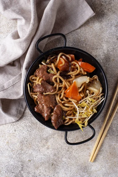 Asian noodles with meat and vegetables — Stock Photo, Image