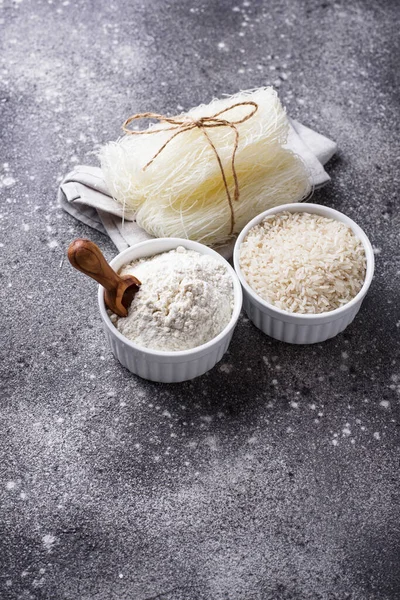 Gluten vrije rijstmeel, graan en noodle — Stockfoto