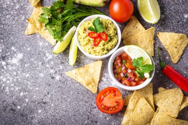 Guacamole, domates sosu salsa ve cips cips