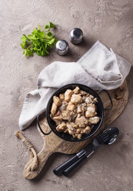 Mantarlı haşlanmış tavuk filetosu