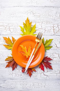 Yapraklı sonbahar tablosu