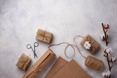 Hediye paketleme işlemi Kraft kağıt kutular.