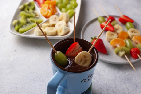 Zoete chocolade fondue met fruit — Stockfoto