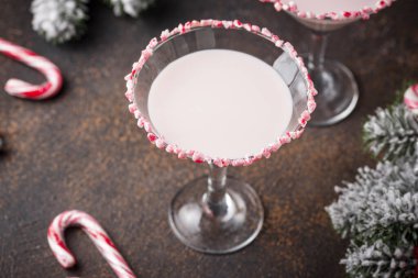 Şeker kamışı kenarlı pembe naneli martini.