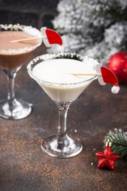 Noel çikolatalı kar tanesi martini kokteyli.