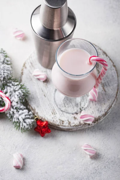 Pink Christmas cocktail with marshmallow — Stock Photo, Image