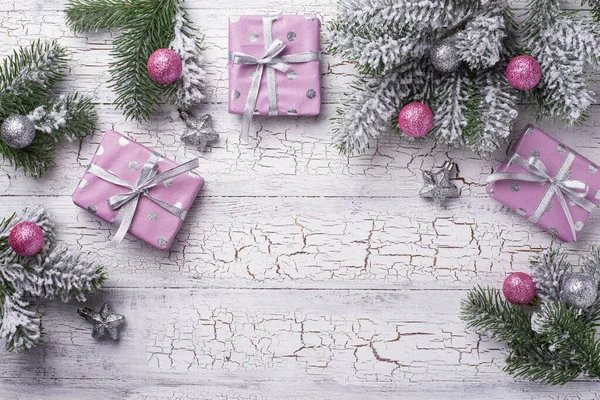 Jul bakgrund med rosa presentförpackning — Stockfoto