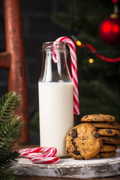 Sušenky s čokoládou a mlékem — Stock fotografie