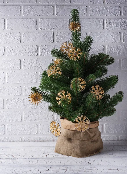 Árbol de Navidad con decoración de paja — Foto de Stock