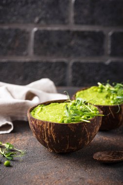 Vejetaryen yeşil brokoli çorbası veya smoothie