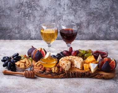 Üzüm ve şaraplı peynir tabağı.