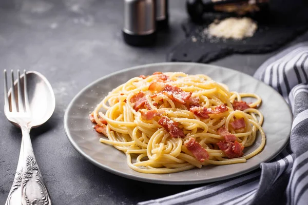 Pasta Carbonara con tocino y parmesano —  Fotos de Stock
