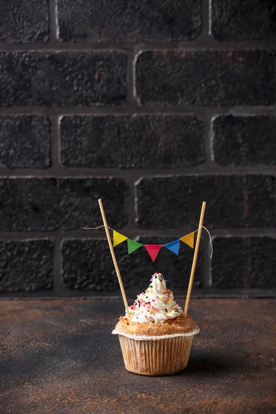 A krém és színes füzér Birthday cupcake — Stock Fotó