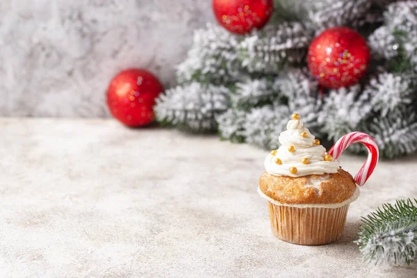 お菓子の杖とクリスマスお祝いのカップケーキ — ストック写真