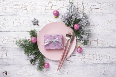 Noel masası pembe renkte.