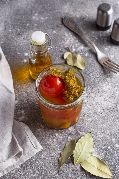 Домашний маринованный помидор со специями — стоковое фото