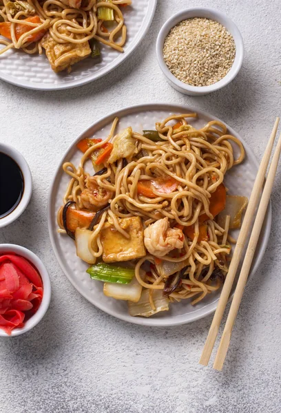 Fideos asiáticos con gambas y verduras —  Fotos de Stock